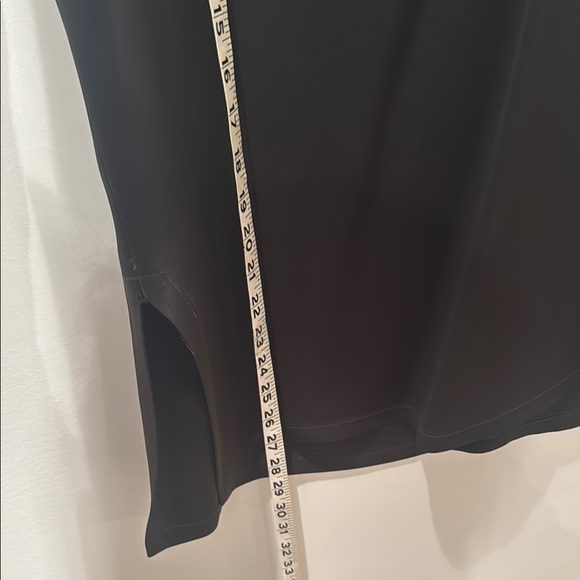 Calvin Klein Collection Black Sleeveless Tank Top. 100% silk.
This is VINTAGE - Picture 5 of 9